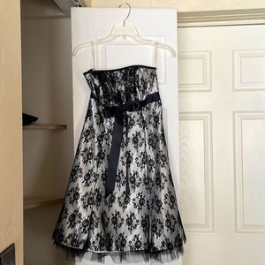 Knee length semi formal dress, size 5, the brand is Jessica McClintock